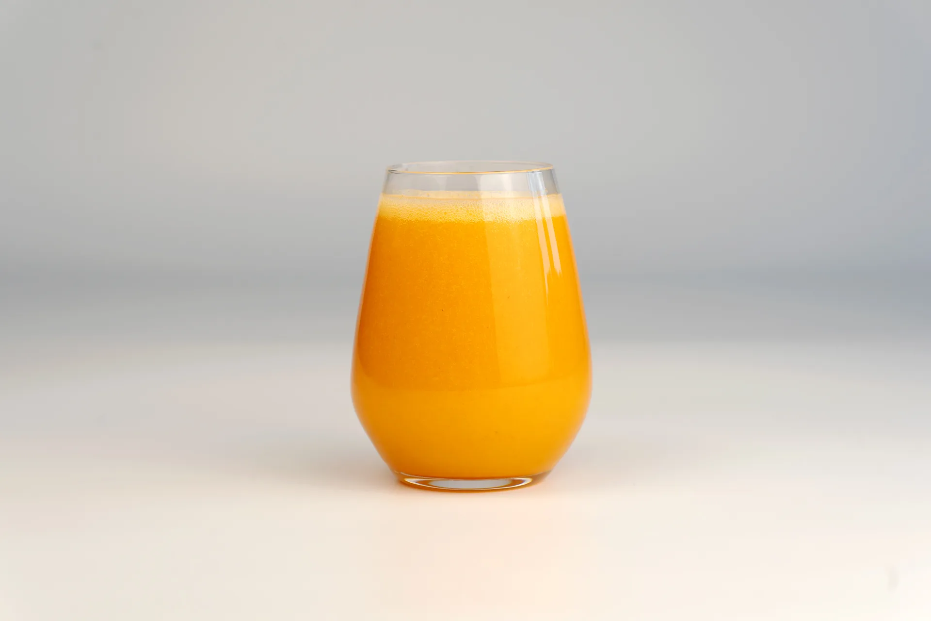 Glas mit Kaki- & Orangensaft