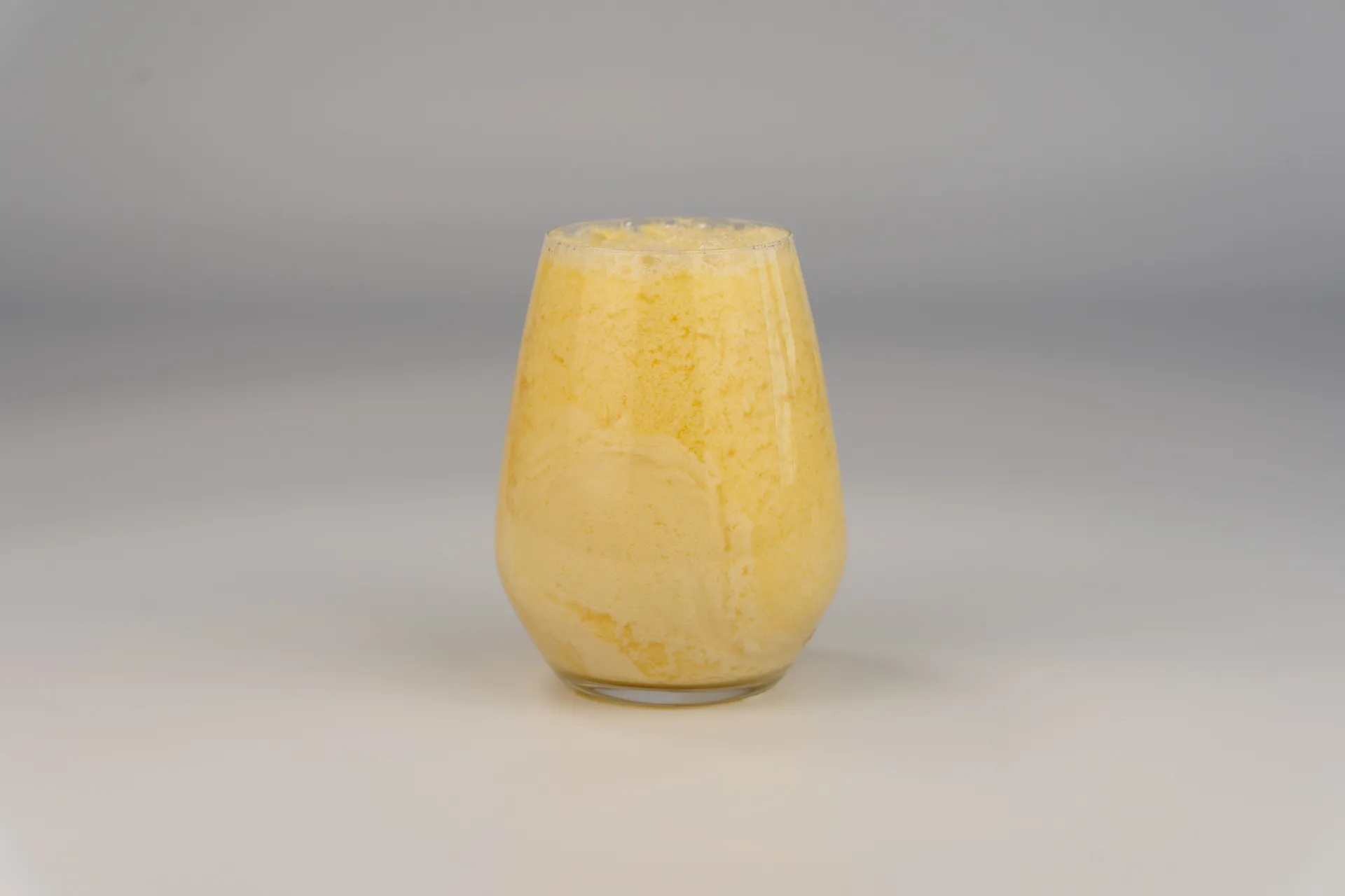 Glas mit Orange & Kokosmilch Shake