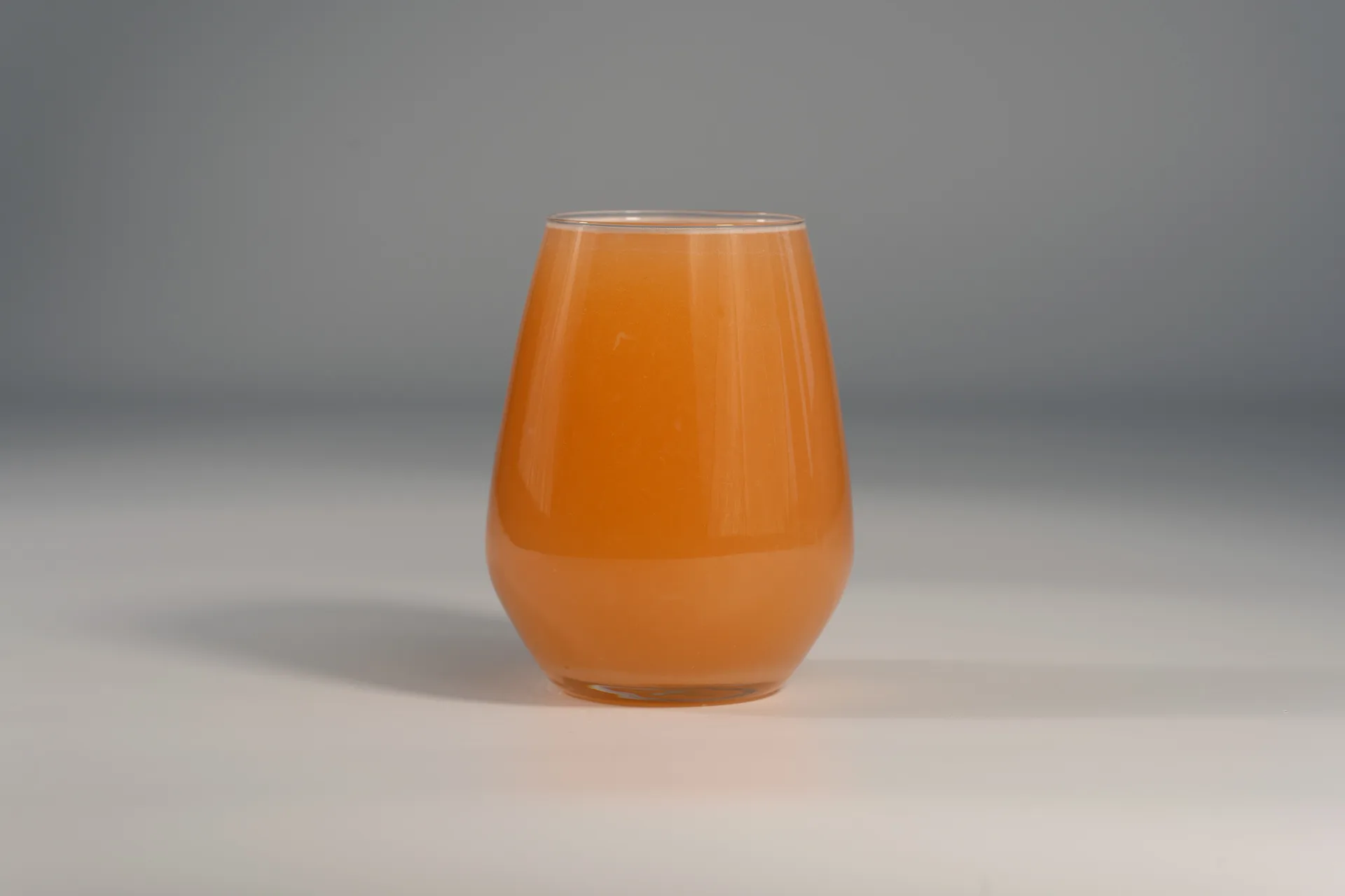 Glas mit Grapefruit & Limette Limonade