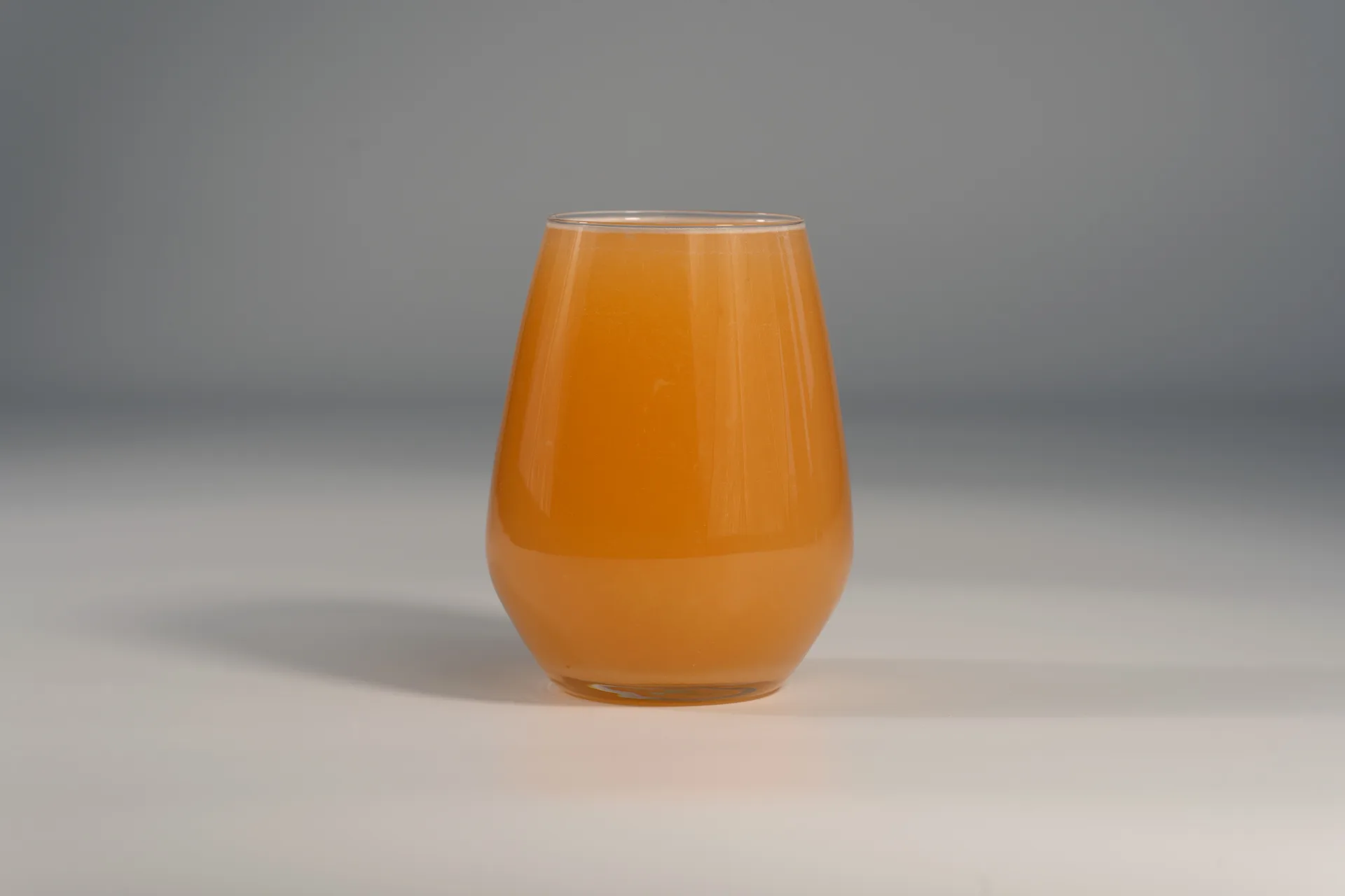 Glas mit Grapefruit & Maracuja (Passionsfrucht) Limonade