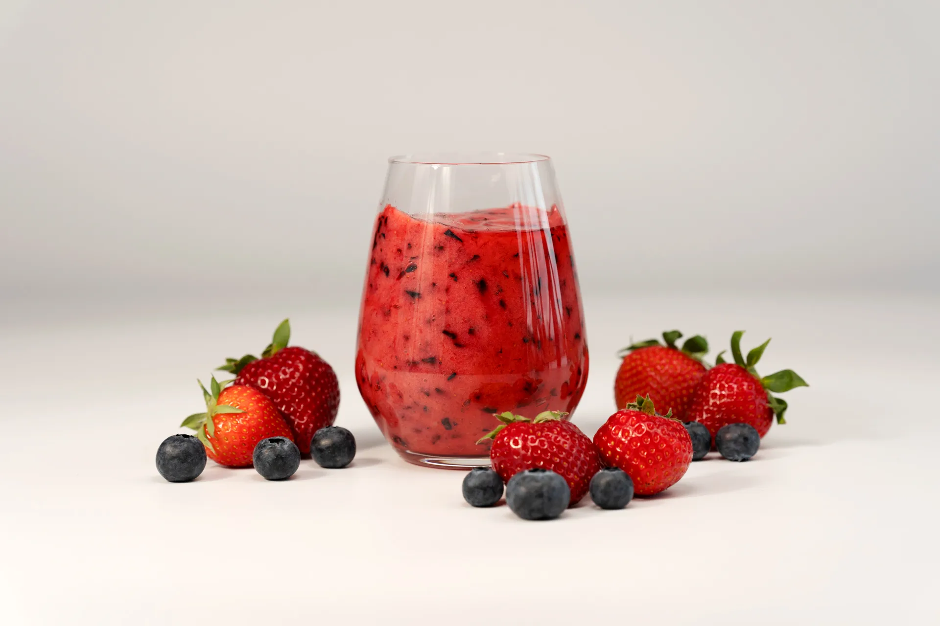 Glas mit Erdbeere & Heidelbeere & Kokosmilch Smoothie