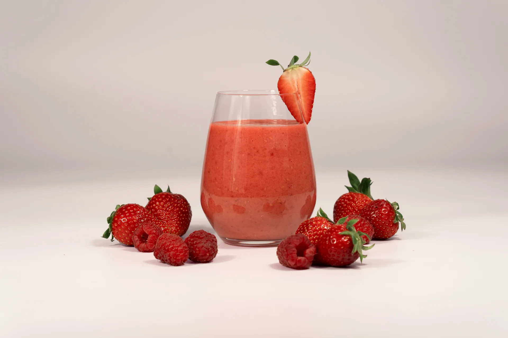 Glas mit Erdbeere & Himbeere & Kokosmilch Smoothie