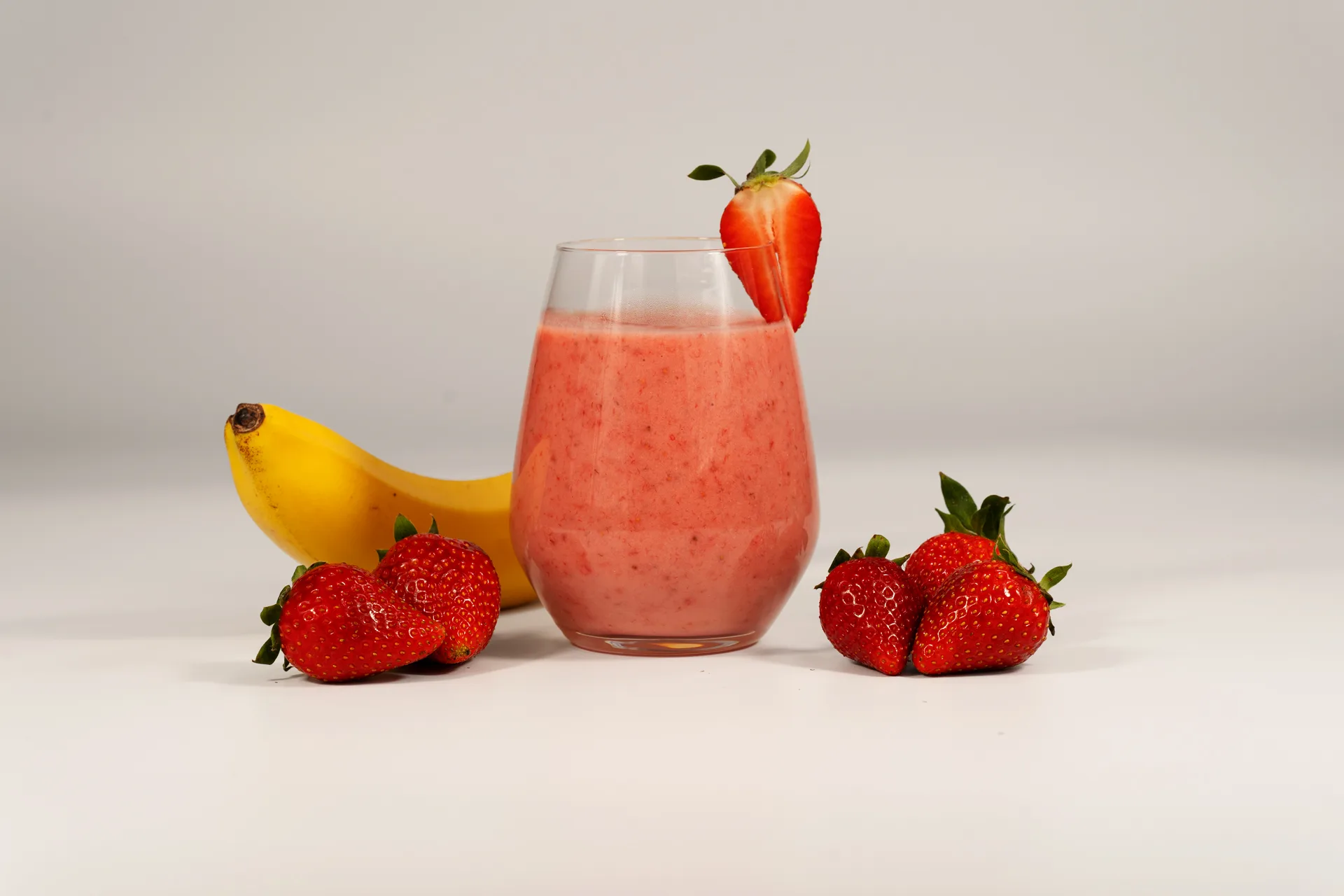 Glas mit Erdbeere & Banane & Kokosmilch Smoothie
